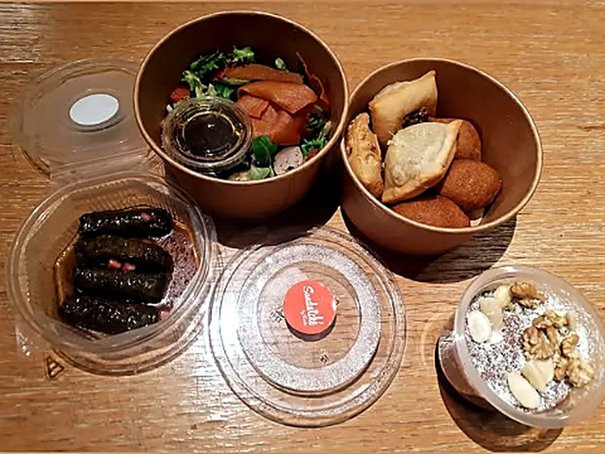 Formule Mezze et Sandwiches : table dressée de mezzés et sandwichs libanais