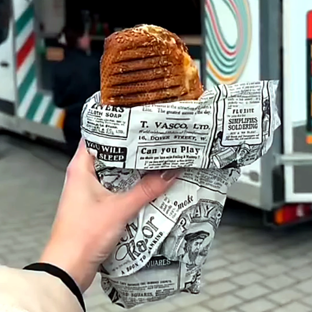 Sandwich libanais préparé au food truck Sandwiché by Route