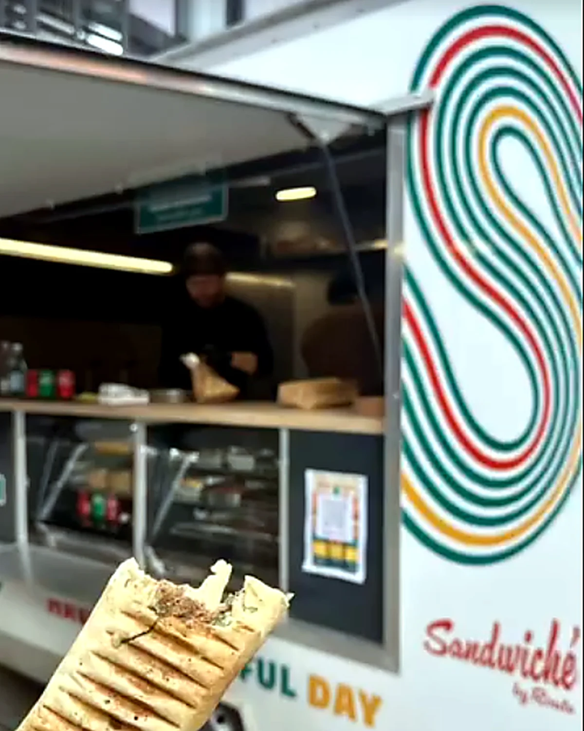 Service au comptoir du food truck Sandwiché by Route lors d'un événement