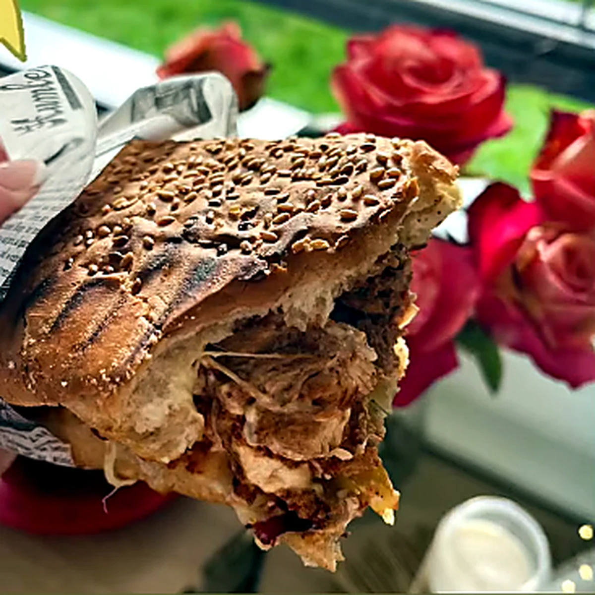 Gros plan d'un sandwich libanais généreux