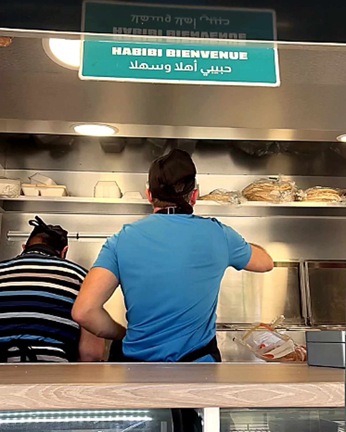 Préparation des sandwichs libanais dans le food truck